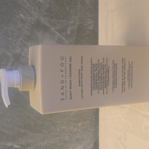 Sand + Fog White Vanilla Body Wash/Shower Gel 32 FL oz NWOT - Picture 3 of 5